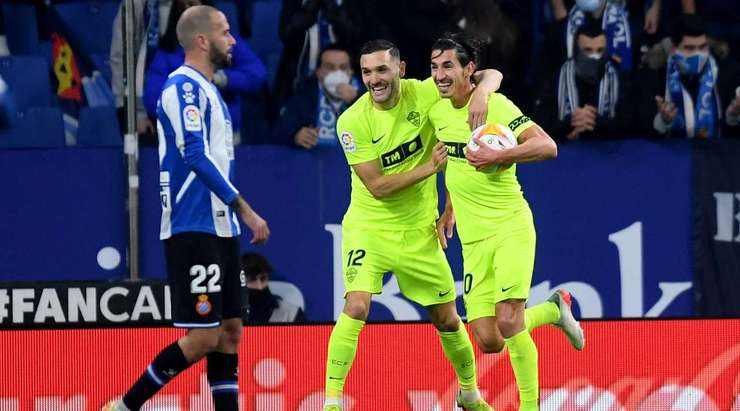 Vào! Thủ môn Joan Garcia phạm một sai lầm tồi tệ và Pere Milla (Elche) đã không gặp khó khăn gì để đưa bóng vào lưới, 0:2.
