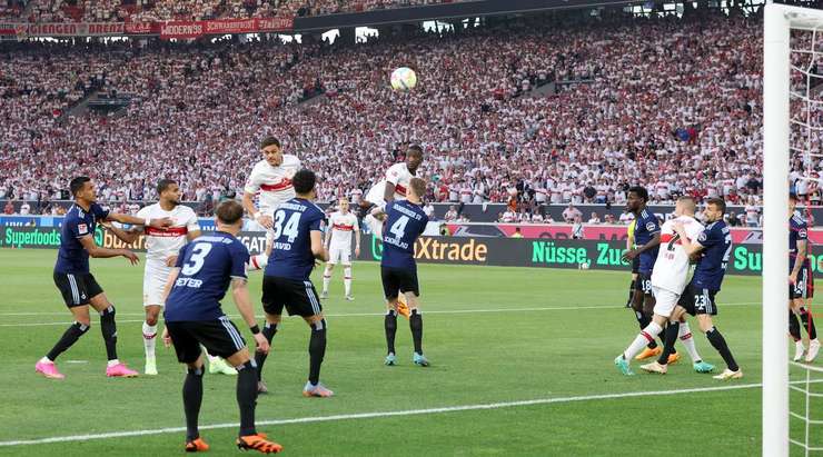 Konstantinos Mavropanos (VfB Stuttgart) bật cao hơn các hậu vệ đối phương trong vòng 5m50 để đón quả phạt góc và ghi bàn với một cú đánh đầu rất tốt vào góc cao bên phải. Thủ môn đã không kịp phản ứng trong tình huống vừa rồi. Tỉ số bây giờ là 1:0.