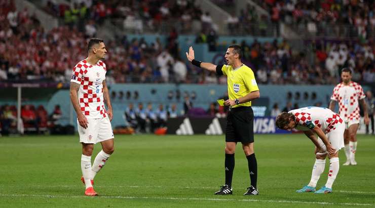 Andres Matias Matonte Cabrera rút thẻ vàng cho Dejan Lovren (Croatia) vì pha phạm lỗi rõ ràng của anh ấy.