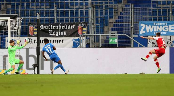 Baptiste Santamaria (Freiburg) có một cơ hội tuyệt vời bên trong vòng cấm và anh tung cú sút về phía mé trong cột dọc bên phải.