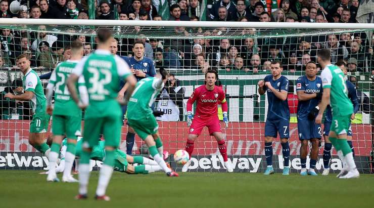 Marvin Ducksch (Werder Bremen) ghi bàn. Cú sút chìm từ ngoài rìa vòng cấm của anh ấy đi vào phía trong cột dọc bên trái. Một cú sút phạt bài bản như sách giáo khoa!