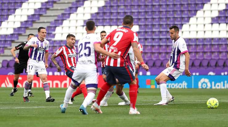 Vào! Angel Correa (Atl. Madrid) tìm thấy khoảng trống đủ để tung ra cú sút từ rìa vòng cấm và pha dứt điểm của anh đi chìm vào phía trong cột dọc bên phải. Một cú sút xuất sắc.