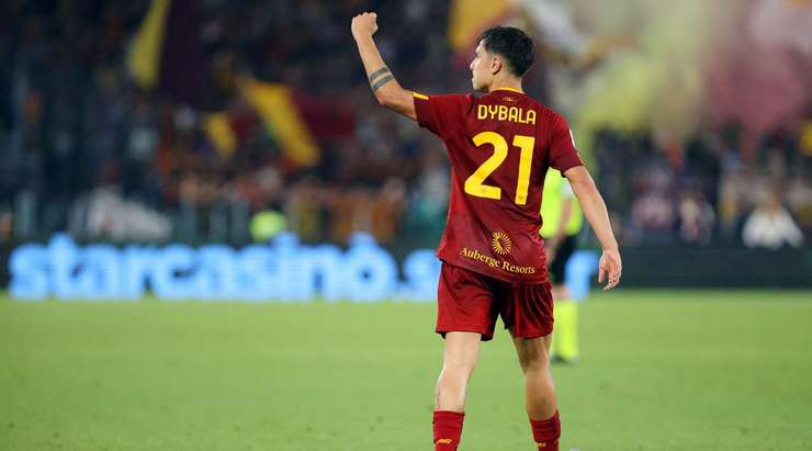 VÀO! Đó là một cú sút phạt đền hoàn hảo của Paulo Dybala (AS Roma) về phía bên trái khung thành, không có một chút cơ hội nào cho thủ môn Jeroen Zoet để cản phá!