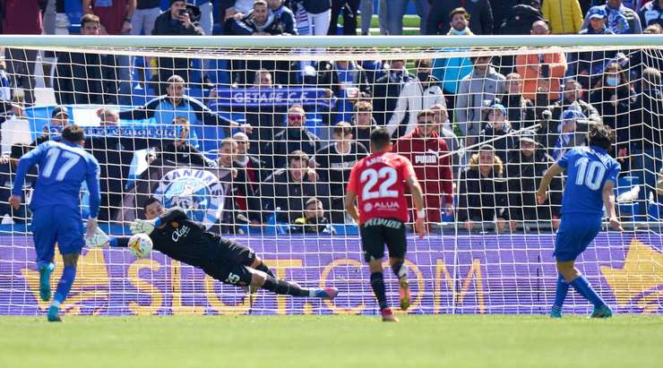 Enes Unal (Getafe) được trao một cơ hội tuyệt vời để ghi bàn từ chấm phạt đền. Anh sút bóng về phía cột dọc bên trái, nhưng Sergio Rico đã đổ người rất nhanh để cản phá cú sút.