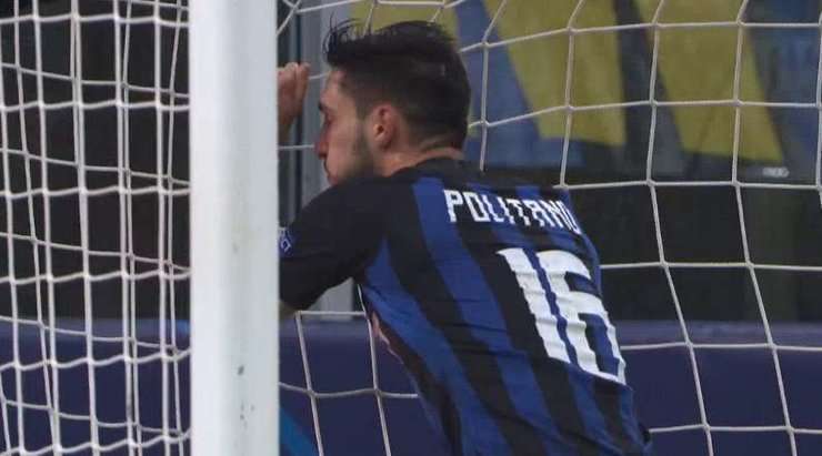 Một cơ hội tuyệt vời! Matteo Politano (Inter) thể hiện sự nhạy bén của một sát thủ vòng cấm để đón quả tạt từ đồng đội, nhưng cú đánh đầu của anh lại đi chệch cột dọc bên phải trong gang tấc.