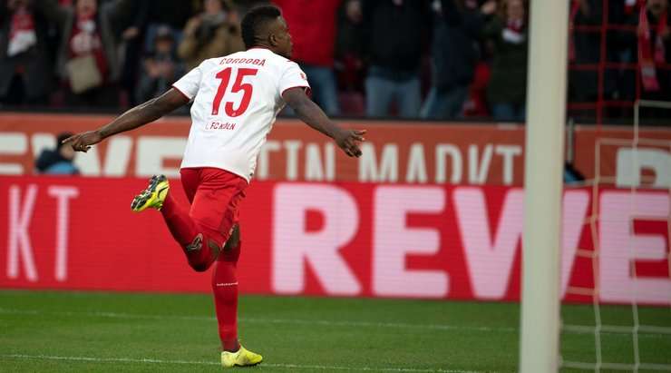 Vào! Jhon Cordoba (Köln) đã có mặt đúng lúc đúng chỗ để lấy bóng bật ra trong vòng cấm, và anh ấy sút bóng đi chìm vào chính giữa mành lưới. Tỉ số là 2:0.