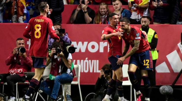 Joselu (Tây Ban Nha) bật lên đón quả tạt và tung cú đánh đầu chính xác đi chìm vào phía trong cột dọc bên trái.