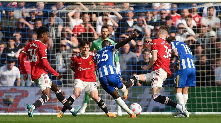 Moises Caicedo (Brighton) phản ứng rất nhanh để lấy bóng sau một tình huống bóng bật ra. Dù đang ở một vị trí khá xa, cầu thủ này vẫn tự tin tung một cú sút căng về phía khung thành. Trước sự kinh ngạc của tất cả mọi người, bóng đi thẳng vào góc thấp bên trái khung thành. Cú sút hiểm hóc vừa rồi đã nâng tỉ số lên 1:0!
