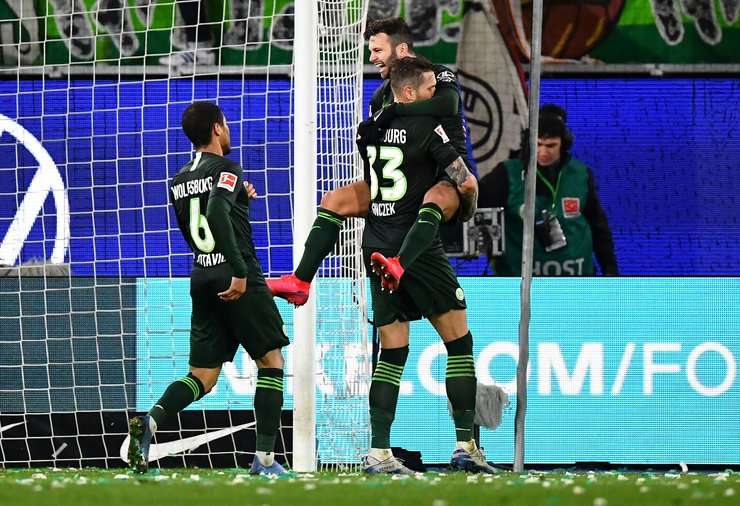 Bóng đến chỗ Renato Steffen (Wolfsburg) sau một vài tình huống lộn xộn và anh ấy ghi bàn với một cú đánh đầu, đi đập đất vào chính giữa khung thành.