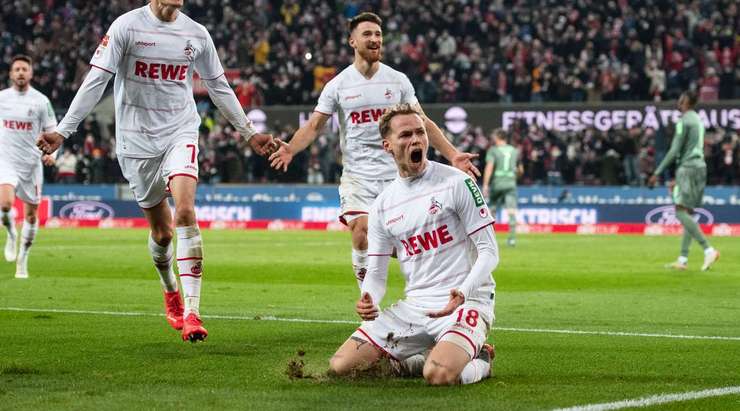 Vào! Ondrej Duda (Köln) đã có mặt đúng lúc đúng chỗ để lấy bóng bật ra trong vòng cấm, và anh ấy sút bóng vào bên phải khung thành. Tỉ số là 3:1.