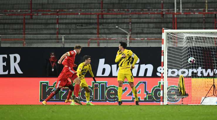 Một quả phạt góc hoàn hảo! Marvin Friedrich (Union Berlin) đón đường treo bóng vào và tung một cú đánh đầu uy lực từ gần chấm phạt đền. Bóng đi dội cột dọc bên phải vào lưới, nâng tỉ số trận đấu ngày hôm nay lên 2:1.