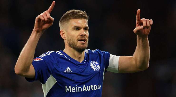 Simon Terodde (Schalke) biểu diễn một màn đi bóng khéo léo trước khi tung cú sút uy lực từ bên ngoài vòng cấm. Pha dứt điểm của anh đi vào góc thấp bên trái khung thành, đánh bại thủ môn. Tuyệt vời!