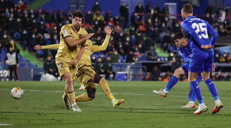 Vào! Borja Mayoral chuyền bóng cho Carles Alena (Getafe) và cầu thủ này có một cú sút bị bị đổi hướng ngay trong vòng cấm, khiến thủ môn Aitor Fernandez không thể làm gì được. 3:0.