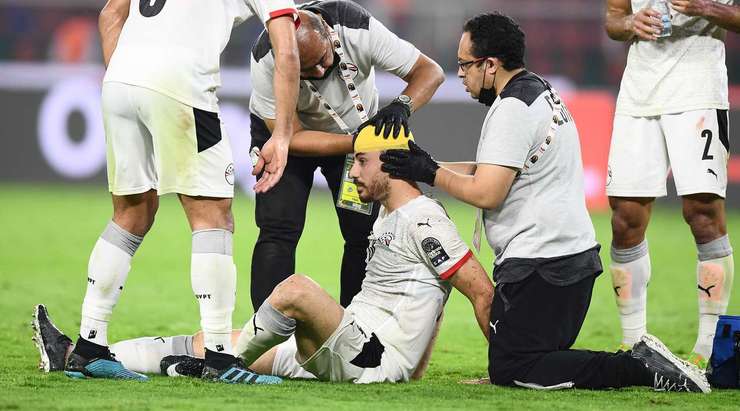 Mahmoud Hamdi (Ai Cập) đang nằm sân sau pha tranh bóng trước đó và đội ngũ y tế đang được gọi vào để giúp anh ấy.
