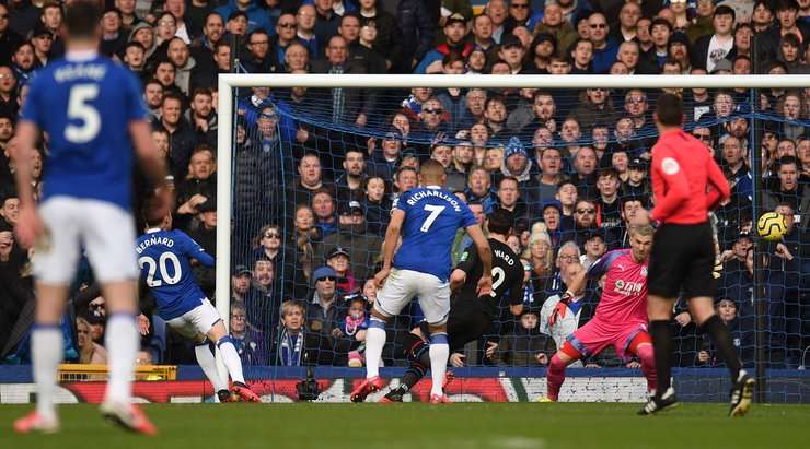 Một bàn thắng đẹp mắt! Theo Walcott chuyền bóng cho Bernard (Everton), người đang đứng ở một vị trí trống trải trong vòng cấm để cầu thủ này sút bóng qua người thủ môn Guaita vào lưới. Tỉ số là 1:0.