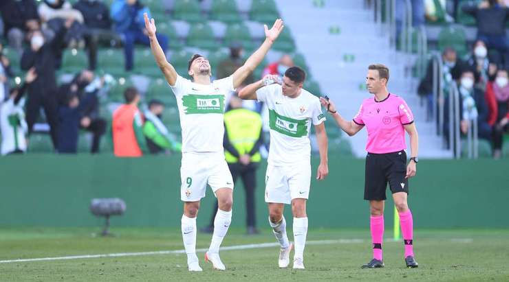 Lucas Boye (Elche) đón bóng trong vòng cấm và bình tĩnh dứt điểm vào gần cột dọc bên trái.