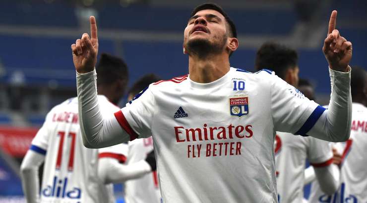 VÀO 2:0! Bruno (Lyon) tung một cú sút từ xa và bóng bị đổi hướng, khiến thủ môn Predrag Rajkovic không kịp trở tay.