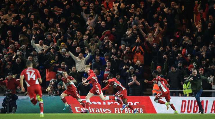 Joshua Coburn (Middlesbrough) nhận một đường chuyền thú vị bên trong vòng cấm và anh tung một cú sút trái phá chính xác vào phía trong cột dọc bên trái. Một pha dứt điểm tuyệt đẹp!