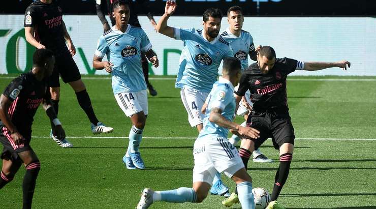 Vào! Toni Kroos dọn cỗ cho Karim Benzema (Real Madrid) tại rìa vòng cấm người sút bóng vào góc phải phía dưới. 0:1.