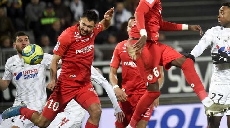 Bóng đã nằm trong lưới! Teji Savanier câu bóng vào vòng cấm từ quả đá phạt, nơi Gaetan Laborde (Montpellier) thoát khỏi người theo kèm và đánh đầu chìm từ rìa vòng 5m50, đưa bóng thẳng vào giữa khung thành. Tỉ số bây giờ là 1:1.