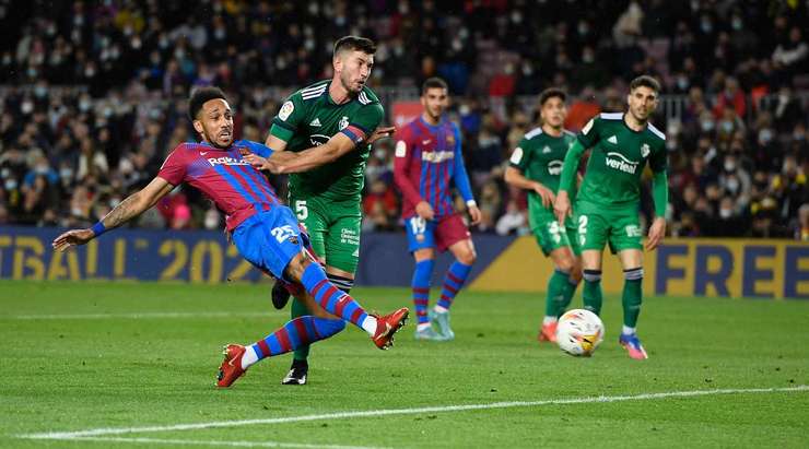 Bóng đã đi vào lưới! Ousmane Dembele thực hiện một đường căng ngang vào vòng cấm và ở phía bên kia, Pierre-Emerick Aubameyang (Barcelona) dứt điểm gọn gàng vào góc thấp bên phải mành lưới. 3:0.