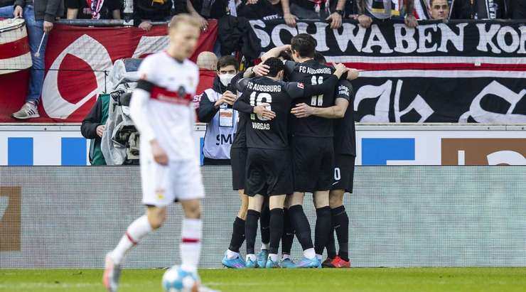 Một pha dứt điểm xuất sắc! Andre Hahn (Augsburg) đón một quả tạt hoàn hảo tới từng centimét trong vòng cấm và tung một cú sút căng vào mép trong cột dọc bên phải. Chúng tôi thật sự không đủ ca từ để tôn vinh bàn thắng vừa rồi!