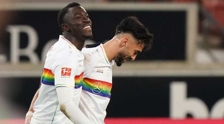 VÀO! Silas Katompa Mvumpa (VfB Stuttgart) nhận bóng sau một tình huống phản công chớp nhoáng. Dù vẫn còn nhiều hậu vệ đối phương trước mặt, anh đảo bóng như rang lạc và ghi một bàn thắng đẹp mắt từ cự ly gần, nâng tỉ số lên 2:0.