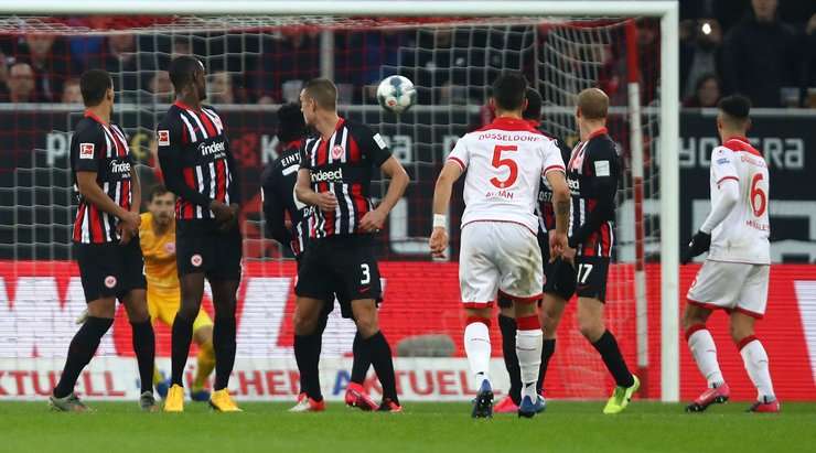 Kaan Ayhan (Dusseldorf) trình diễn khả năng đá phạt xuất sắc của mình, từ một cự ly mà anh đã quá quen thuộc. Cú sút vừa rồi đi khá hiền vào giữa khung thành, nhưng dù vậy, thủ môn đối phương cũng đã không thể cản phá được nó.