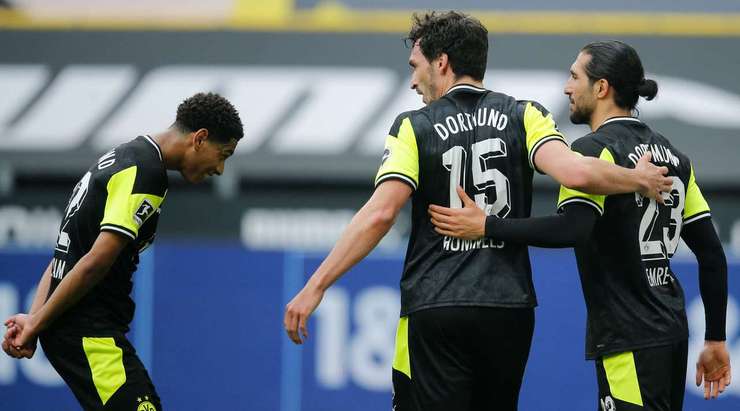 Mats Hummels (Dortmund) chuyển hóa quả phạt góc thành bàn thắng khi anh bật cao đánh đầu chìm vào giữa khung thành, đánh bại thủ môn!
