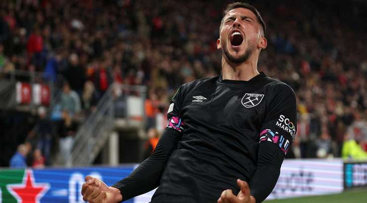 Vào! Pablo Fornals (West Ham) len lỏi qua các cầu thủ đối phương trước khi tung một cú sút tuyệt diệu từ rìa vòng cấm vào góc thấp bên trái mành lưới. Thủ môn Mathew Ryan đã không có cơ hội nào để chạm vào quả bóng. Tỉ số là 0:1.