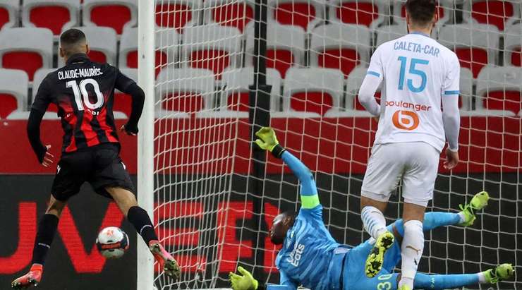 Vào! Alexis Claude Maurice (Nice) là người nhanh nhất phản ứng với pha bóng bật ra và sút bóng vào lưới. Tỉ số là 3:0.