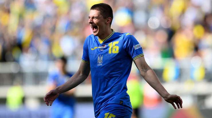 Vào! Một sai lầm từ hàng phòng ngự đã biếu không một cơ hội cho Vitali Mykolenko (Ukraine). Cầu thủ này đã rất bình tĩnh và dễ dàng đệm bóng vào lưới từ cự li gần. 3:0.