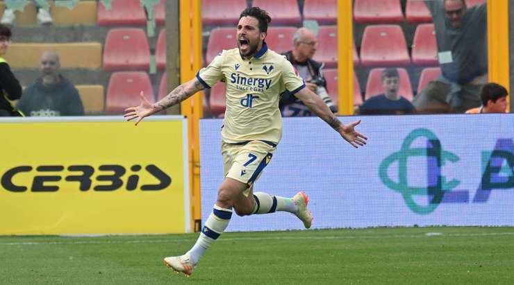 Một pha dứt điểm xuất sắc! Simone Verdi (Verona) đón một quả tạt hoàn hảo tới từng centimét trong vòng cấm và sút bóng vào lưới trong sự bất lực của thủ môn.