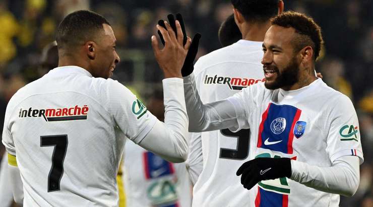 Kylian Mbappe (Paris SG) liên tiếp đi bóng lắt léo qua các hậu vệ đối phương và thoát xuống đối mặt với thủ môn. Cầu thủ này làm một động tác giả khiến thủ môn mất thăng bằng, trước khi nhẹ nhàng đưa bóng vào lưới.