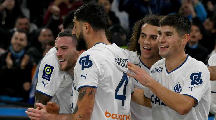 Vào! Jordan Veretout (Marseille) nhận bóng trong vòng cấm ở một vị trí rất thuận lợi và dứt điểm. Cú sút của anh đổi hướng khi chạm vào một cầu thủ đối phương, khiến thủ môn Vito Mannone bó tay. Tỉ số đã được nâng lên 3:1.