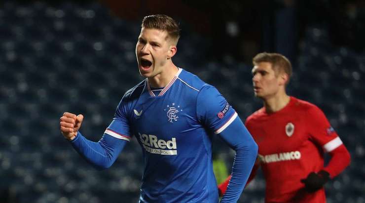 Vào! Ortwin De Wolf đã chạm được những đầu ngón tay vào bóng sau cú sút của Cedric Itten (Rangers), nhưng chừng đó thôi không đủ ngăn trái bóng đi chìm vào giữa khung thành.