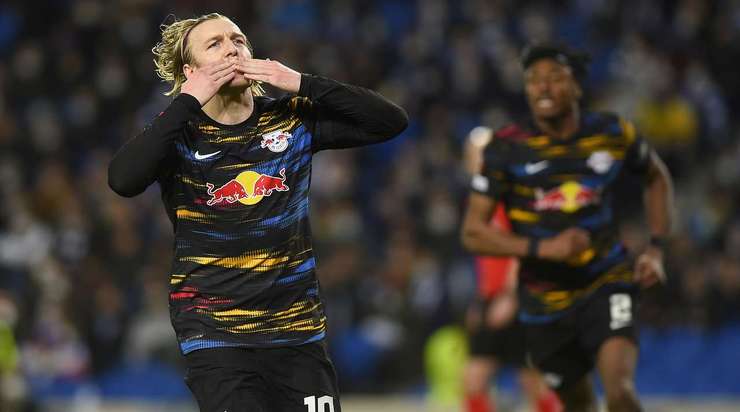 Vào! Emil Forsberg (RB Leipzig) giành chiến thắng trên chấm phạt đền bằng một cú sút không thể cản phá, vượt qua tầm với của thủ môn Mathew Ryan vào góc thấp bên trái.