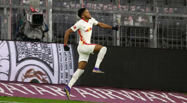 Christopher Nkunku (RB Leipzig) nhận bóng trong tư thế đối mặt với thủ môn sau một đường chuyền rất thông minh xuất phát từ Emil Forsberg. Dù phần nhiệm vụ của mình không hề dễ dàng, nhưng anh vẫn tự tin sút bóng làm tung lưới thủ môn đối phương.