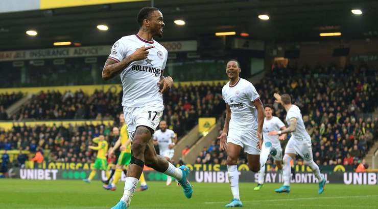 Ivan Toney (Brentford) nhận bóng ở một vị trí sâu bên trong vòng cấm từ tình huống bóng bật ra sau quả phạt góc. Anh đã đánh bại thủ môn với một cú sút sắc bén! Các cổ động viên đang ăn mừng!