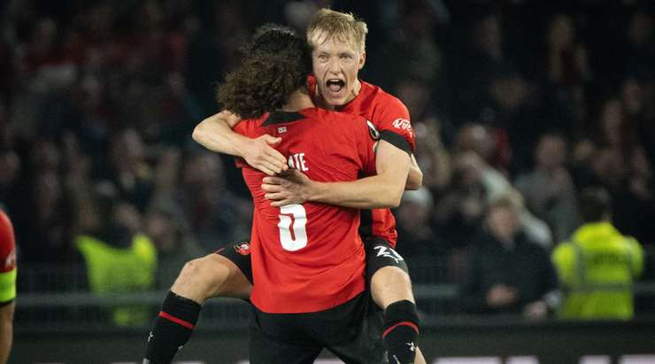 Vào! Một sai lầm từ hàng phòng ngự đã biếu không một cơ hội cho Desire Doue (Rennes). Cầu thủ này đã rất bình tĩnh và dễ dàng đệm bóng vào lưới từ cự li gần. 2:1.