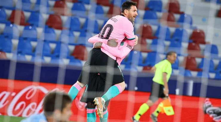 Một cú sút tuyệt vời! Lionel Messi (Barcelona) thể hiện sự bình tĩnh tuyệt vời trong vòng cấm để tung một cú sút nhanh vào góc phải phía dưới. Tỉ số là 0:1.