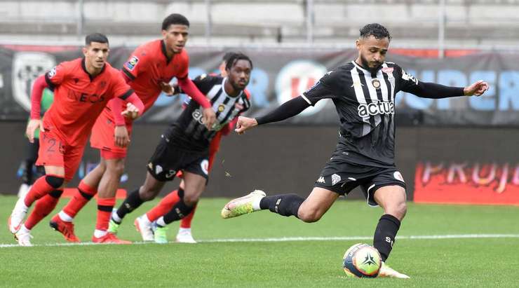 Vào! Sofiane Boufal (Angers) sút bóng vào góc trái khung thành, vượt qua tầm với của Walter Benitez dù thủ môn đã đổ người hết cỡ.