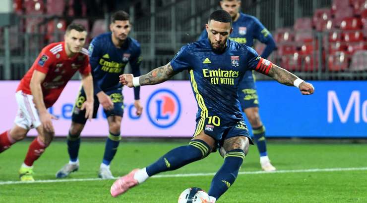 Vào! Memphis Depay (Lyon) đã khiến thủ môn đối phương đổ người sai hướng và sút bóng vào phía bên trái khung thành.