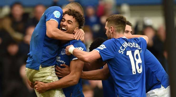 Vào! Dominic Calvert-Lewin (Everton) vừa có bàn thắng theo một cách không thể dễ dàng hơn: đưa vào lưới trống từ cự ly rất gần sau khi bóng bị bật ra từ thủ môn. Tỉ số là 3:1.