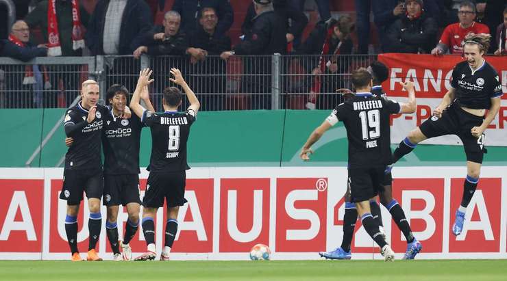 Vào! Masaya Okugawa (Arminia Bielefeld) đón một đường chuyền và đến rìa vòng cấm để bấm bóng xuất sắc qua thủ môn và vào lưới trống. Anh ấy thay đổi tỉ số thành 0:1.