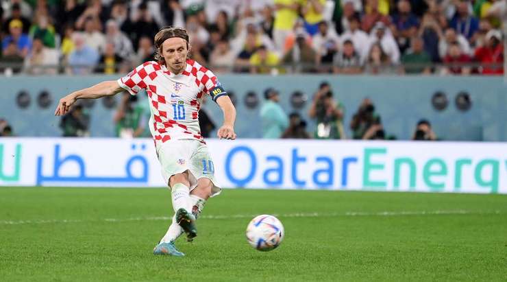 Vào! Luka Modric (Croatia) giành chiến thắng trên chấm phạt đền bằng một cú sút không thể cản phá, vượt qua tầm với của thủ môn Alisson vào góc thấp bên trái.
