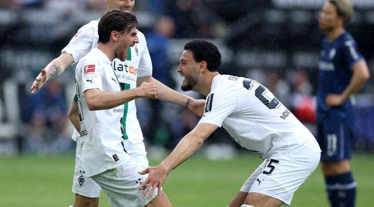 Vào! Ramy Bensebaini thực hiện một quả tạt vào vòng cấm và kiến tạo thành công cho Jonas Hofmann (B. Monchengladbach), người đã đón bóng và dứt điểm gọn gàng vào góc thấp bên trái khung thành. Tỉ số đã được nâng lên 1:0.