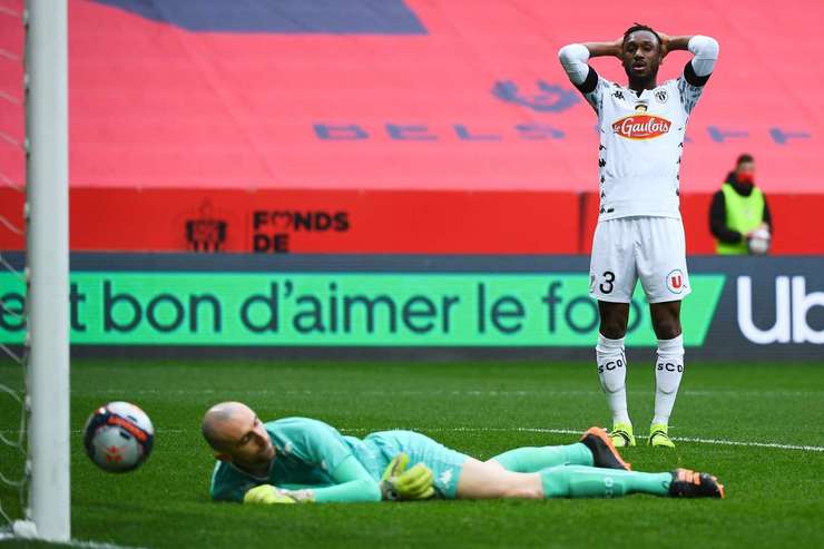 Souleyman Doumbia (Angers) nỗ lực đánh đầu phá bóng sau một quả tạt của đối phương vào trong vòng cấm, nhưng thay vì vậy, anh lại vô tình đưa bóng về đốt lưới nhà. Bóng đi sát vào mé trong cột dọc bên trái trong sự bất lực của thủ môn.