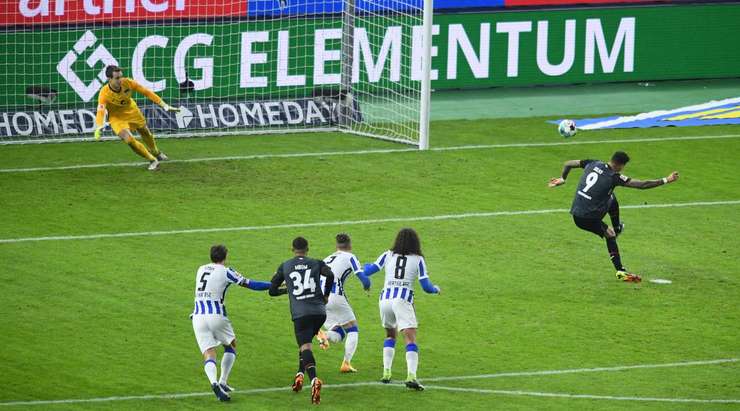VÀO! Đó là một cú sút phạt đền hoàn hảo của Davie Selke (Werder Bremen) về phía góc cao bên phải, không có một chút cơ hội nào cho thủ môn Alexander Schwolow để cản phá!