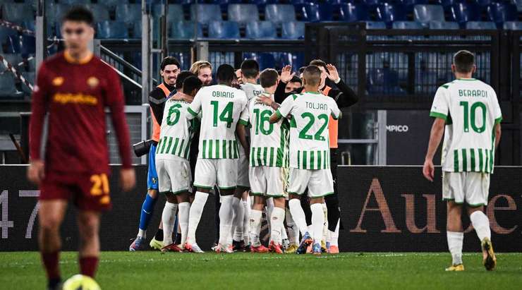 Vào! Armand Lauriente thực hiện một đường chuyền đến chân Andrea Pinamonti (Sassuolo) và cầu thủ này tung một cú sút từ trong vòng cấm, đưa bóng vào góc thấp bên phải mành lưới. Tỉ số là 2:4.